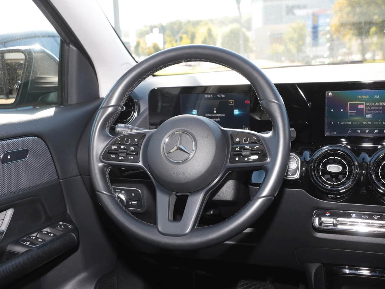 Mercedes-Benz GLA 180 d MBUX Navigation+ SpurH LED Sitzheizung