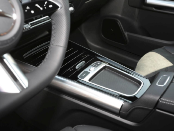 Mercedes-Benz GLA 180 AMG Night MBUX Navi Totwinkel Kamera AHK