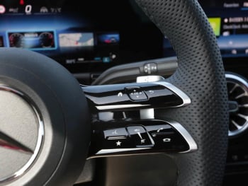 Mercedes-Benz GLA 180 AMG Night Totwinkel Kamera SpurH AHK LED