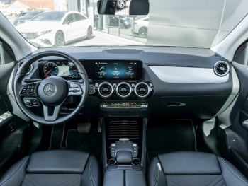 Mercedes-Benz GLA 180 Style MBUX Navi Panorama SpurH Easy-Pack