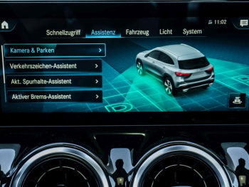 Mercedes-Benz GLA 180 Style MBUX Navi Panorama SpurH Easy-Pack