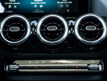 Mercedes-Benz GLA 180 Style MBUX Navi Panorama SpurH Easy-Pack