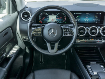 Mercedes-Benz GLA 180 Style MBUX Navi Panorama SpurH Easy-Pack