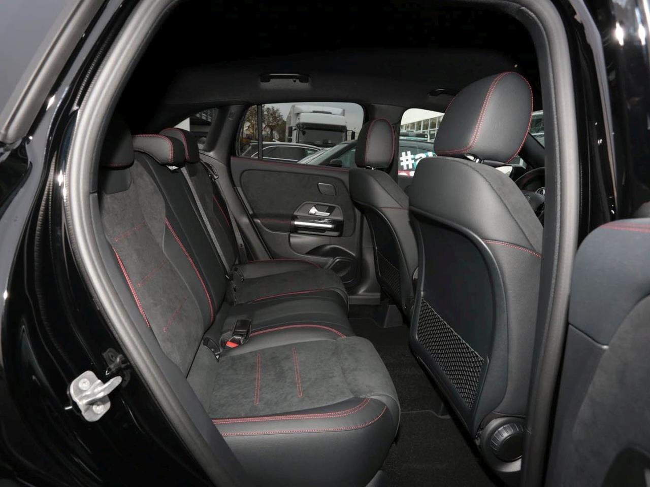 Mercedes-Benz GLA 180 AMG Night MBUX Navi Easy-Pack 360° AHK