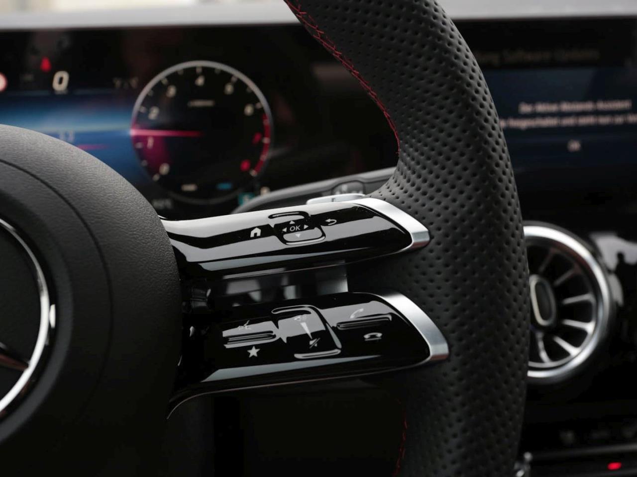 Mercedes-Benz GLA 180 AMG Night MBUX Navi Easy-Pack 360° AHK