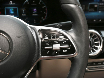 Mercedes-Benz GLA 200 4M Progressive Distronic Panorama 360°