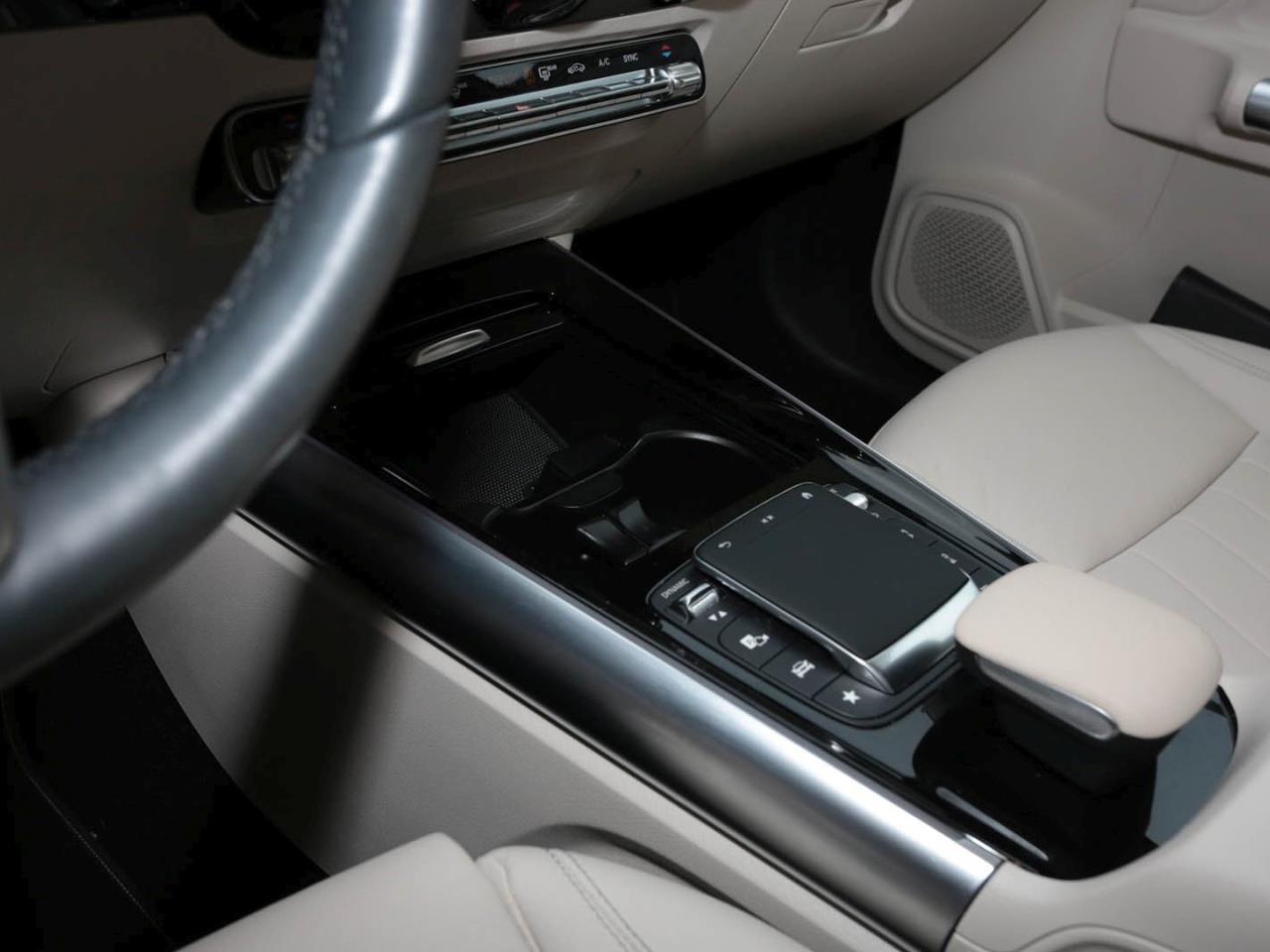 Mercedes-Benz GLA 200 4M Progressive Distronic Panorama 360°