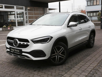 Mercedes-Benz GLA 200 4M Progressive Distronic Panorama 360°