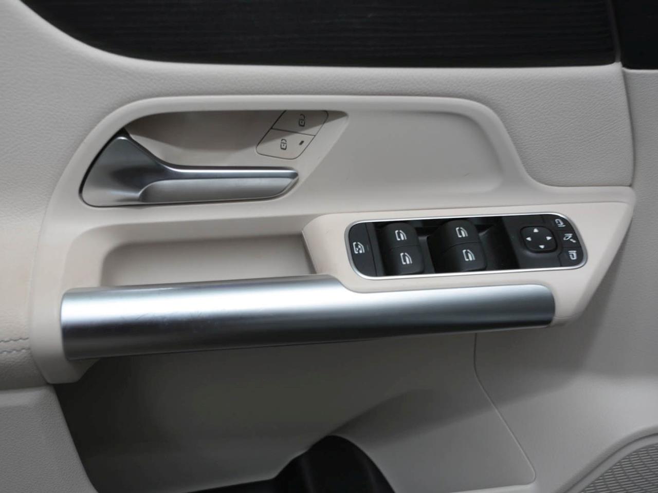 Mercedes-Benz GLA 200 4M Progressive Distronic Panorama 360°