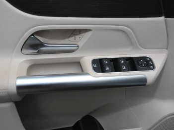 Mercedes-Benz GLA 200 4M Progressive Distronic Panorama 360°