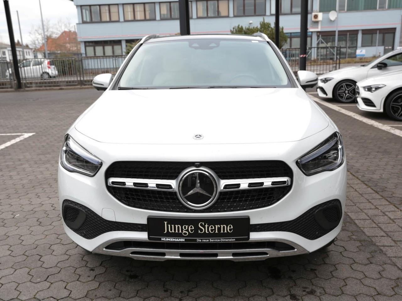 Mercedes-Benz GLA 200 4M Progressive Distronic Panorama 360°