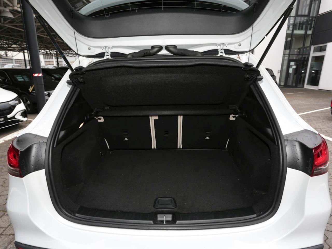 Mercedes-Benz GLA 200 4M Progressive Distronic Panorama 360°