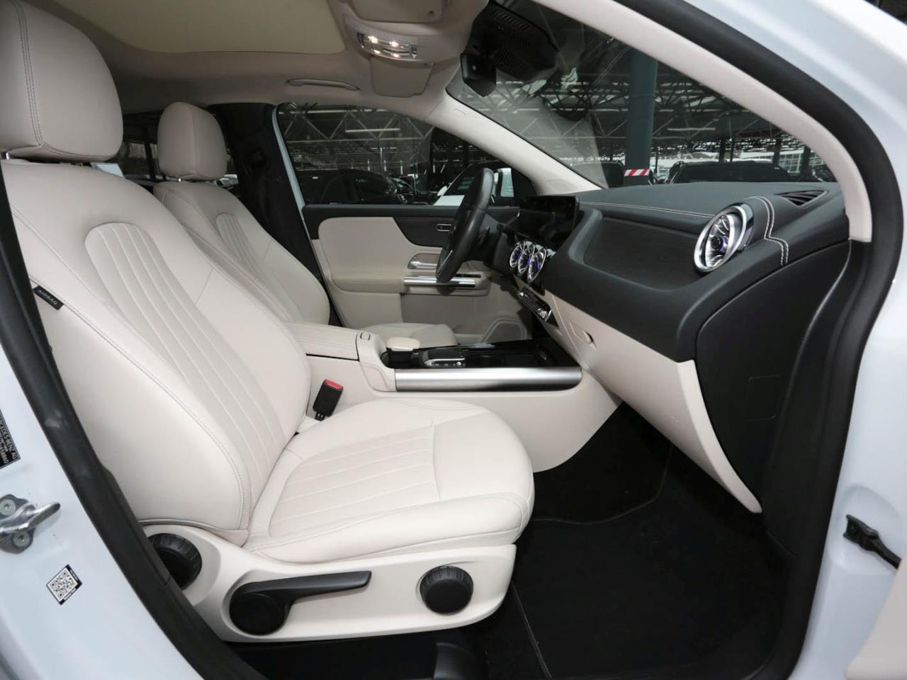 Mercedes-Benz GLA 200 4M Progressive Distronic Panorama 360°