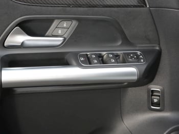Mercedes-Benz GLA 200 d  AMG MBUX Navi AHK Panorama Keyless-Go