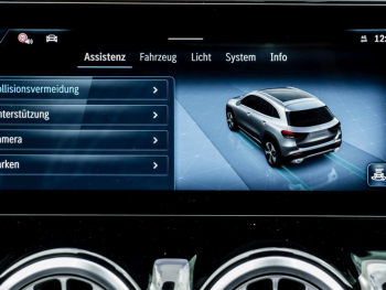 Mercedes-Benz GLA 200 d AMG Kamera Distronic Easy-Pack AHK
