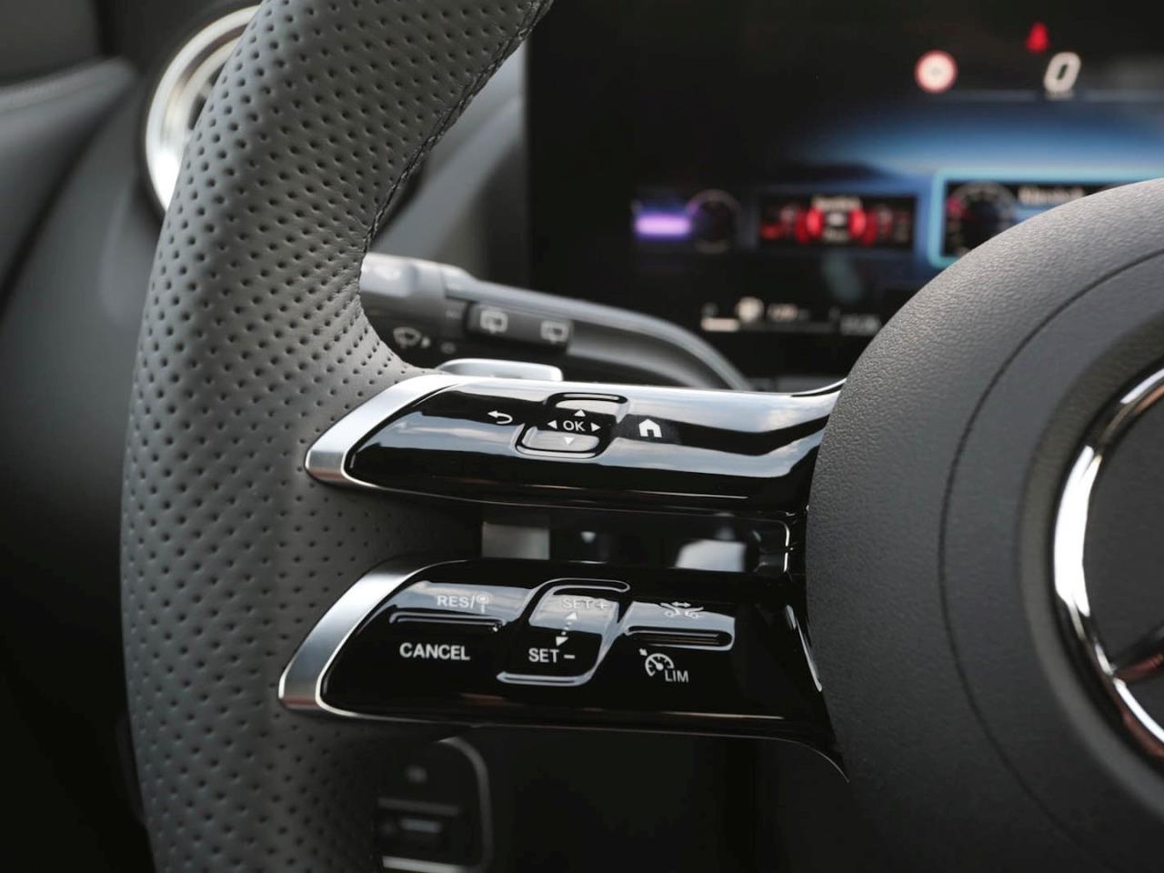 Mercedes-Benz GLA 200 AMG Night MBUX AHK Park-Paket Easy-Pack