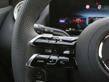 Mercedes-Benz GLA 200 AMG Night MBUX AHK Park-Paket Easy-Pack