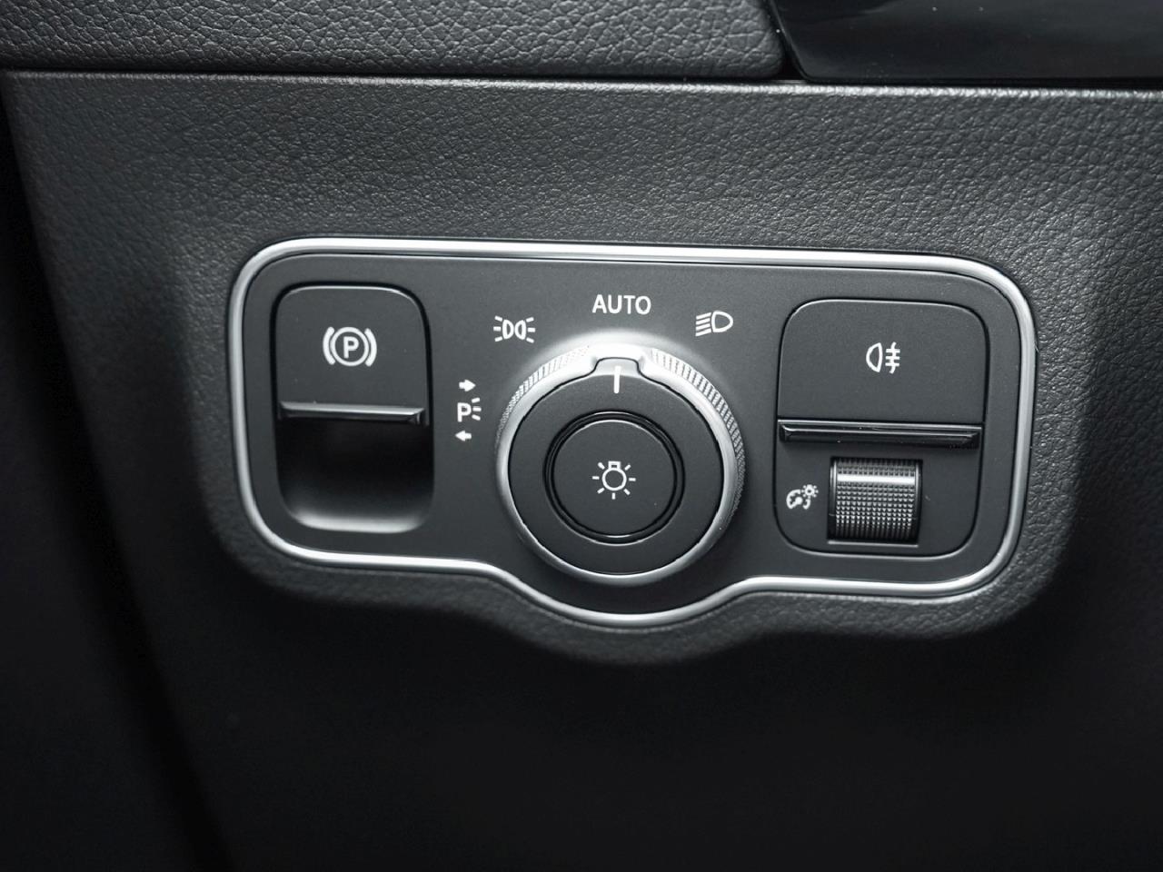 Mercedes-Benz GLA 200 AMG Night Navi AHK Kamera Lenkradheizung