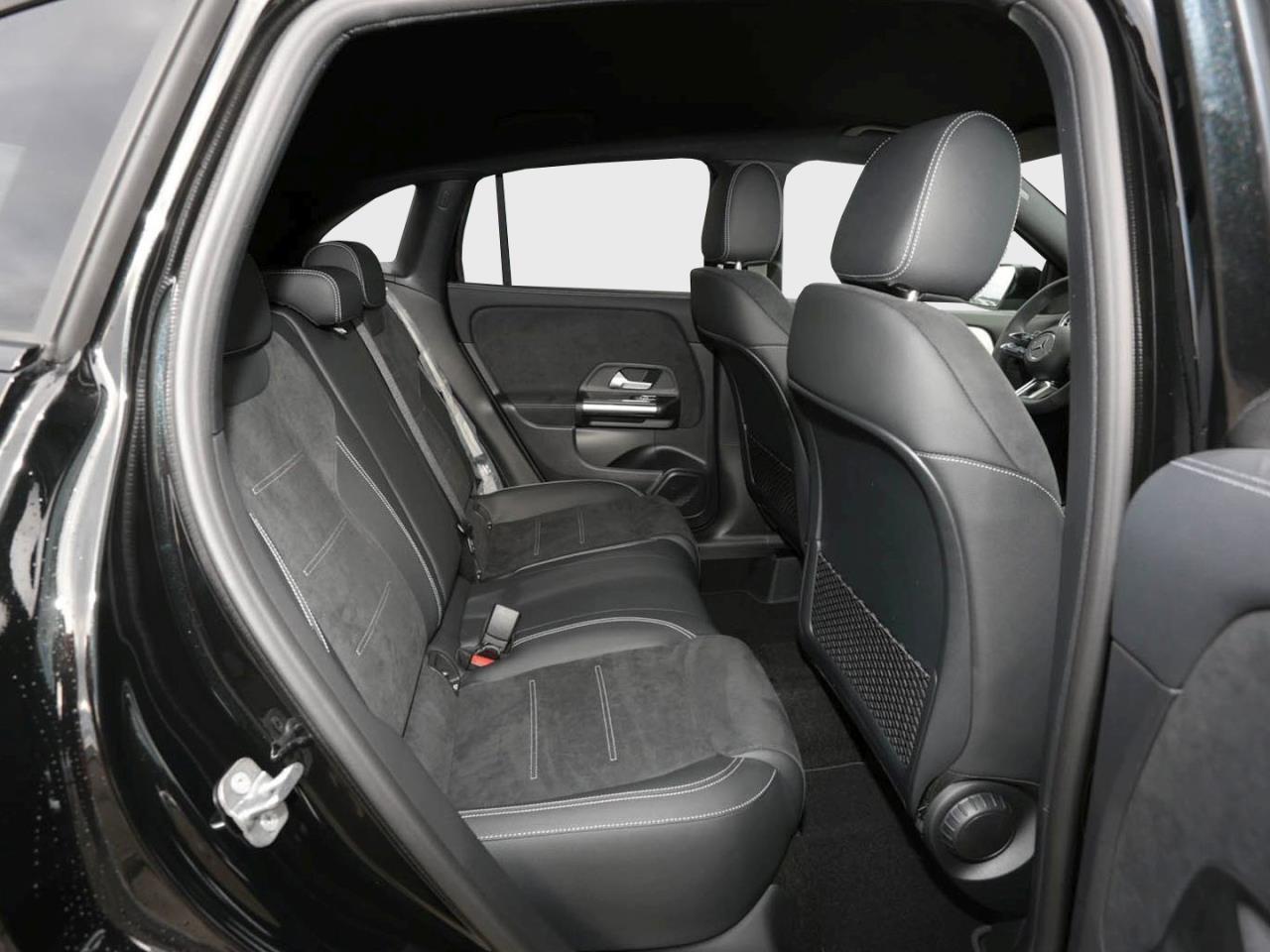 Mercedes-Benz GLA 200 AMG Night MBUX Navi AHK ParkP EasyPack