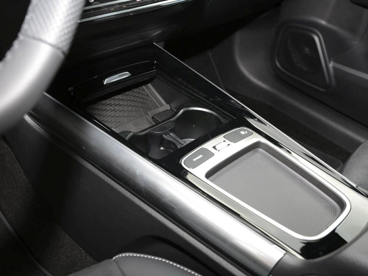 Mercedes-Benz GLA 200 AMG Night MBUX Navi AHK ParkP EasyPack