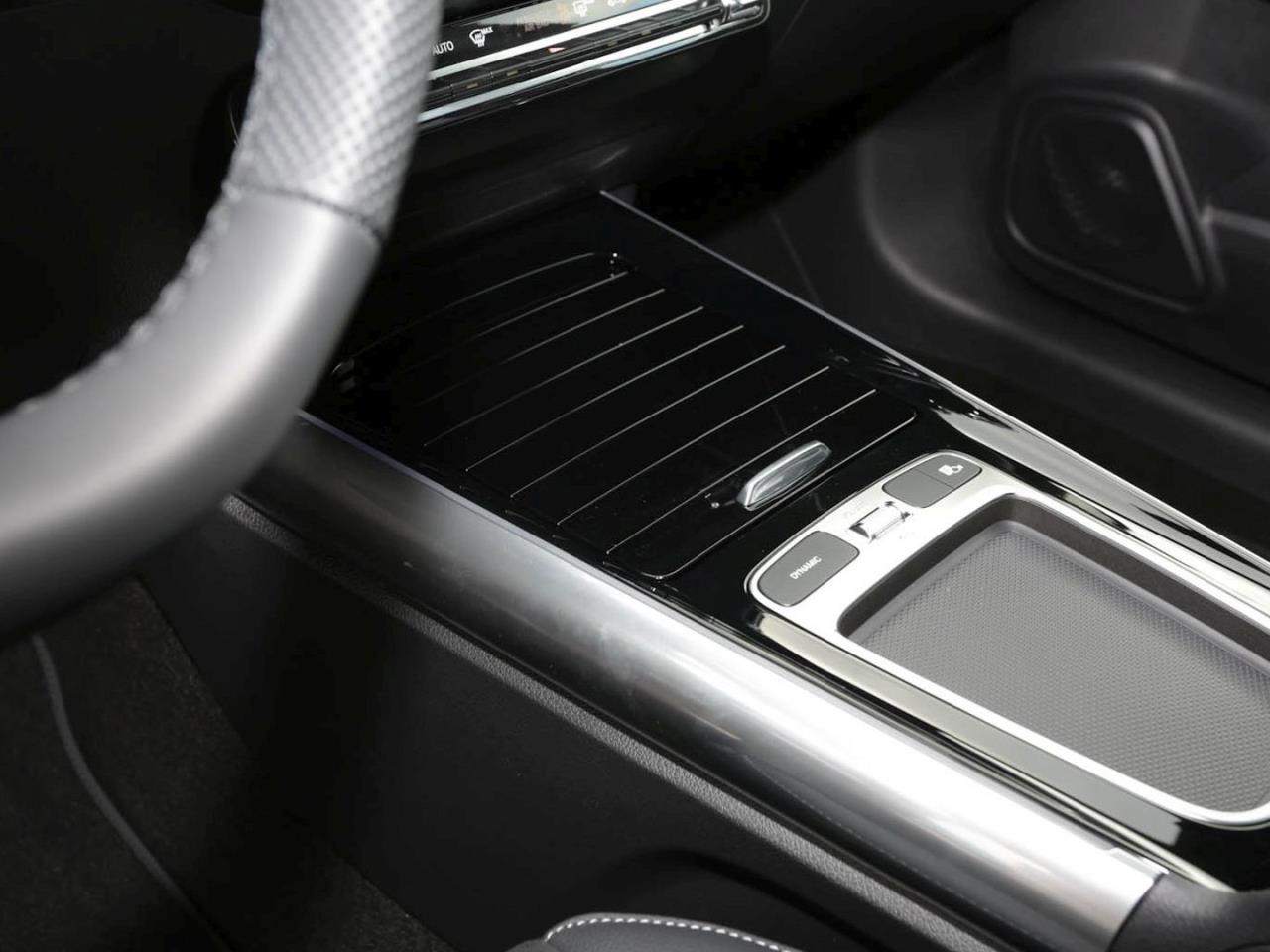 Mercedes-Benz GLA 200 AMG Night MBUX Navi AHK ParkP EasyPack