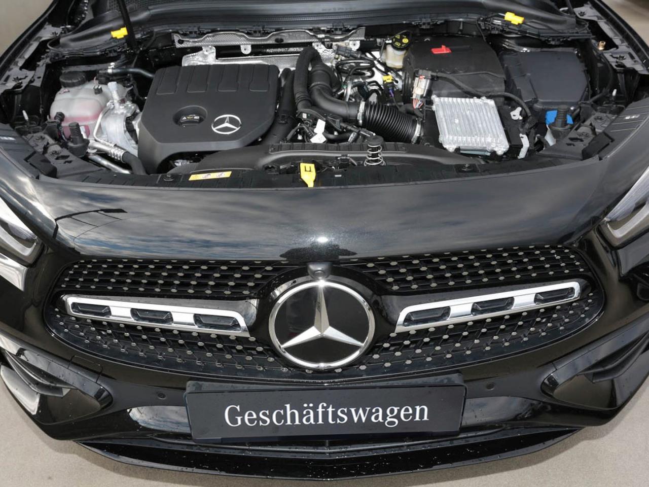 Mercedes-Benz GLA 200 AMG Night MBUX Navi AHK ParkP EasyPack
