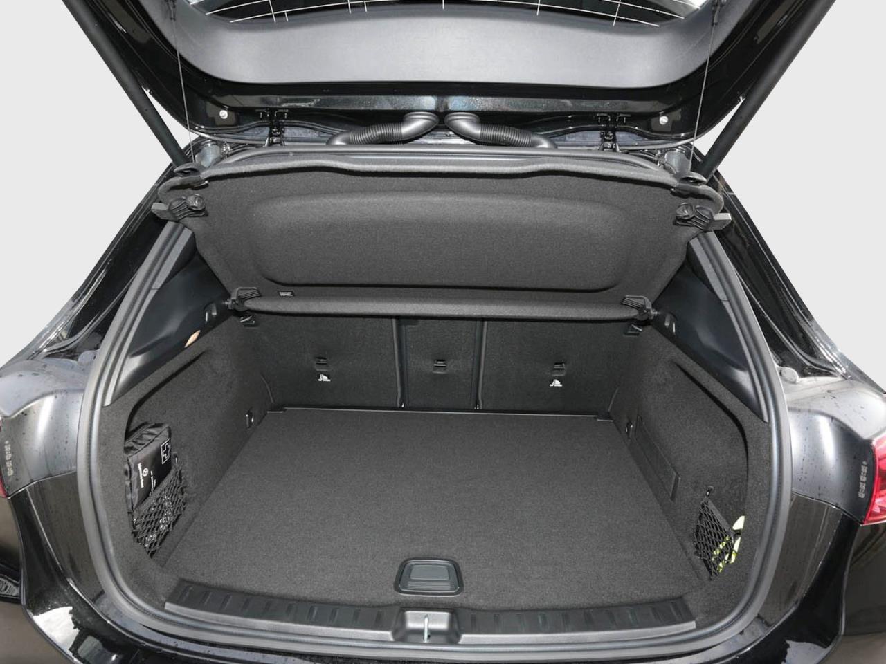 Mercedes-Benz GLA 200 AMG Night MBUX Navi AHK ParkP EasyPack