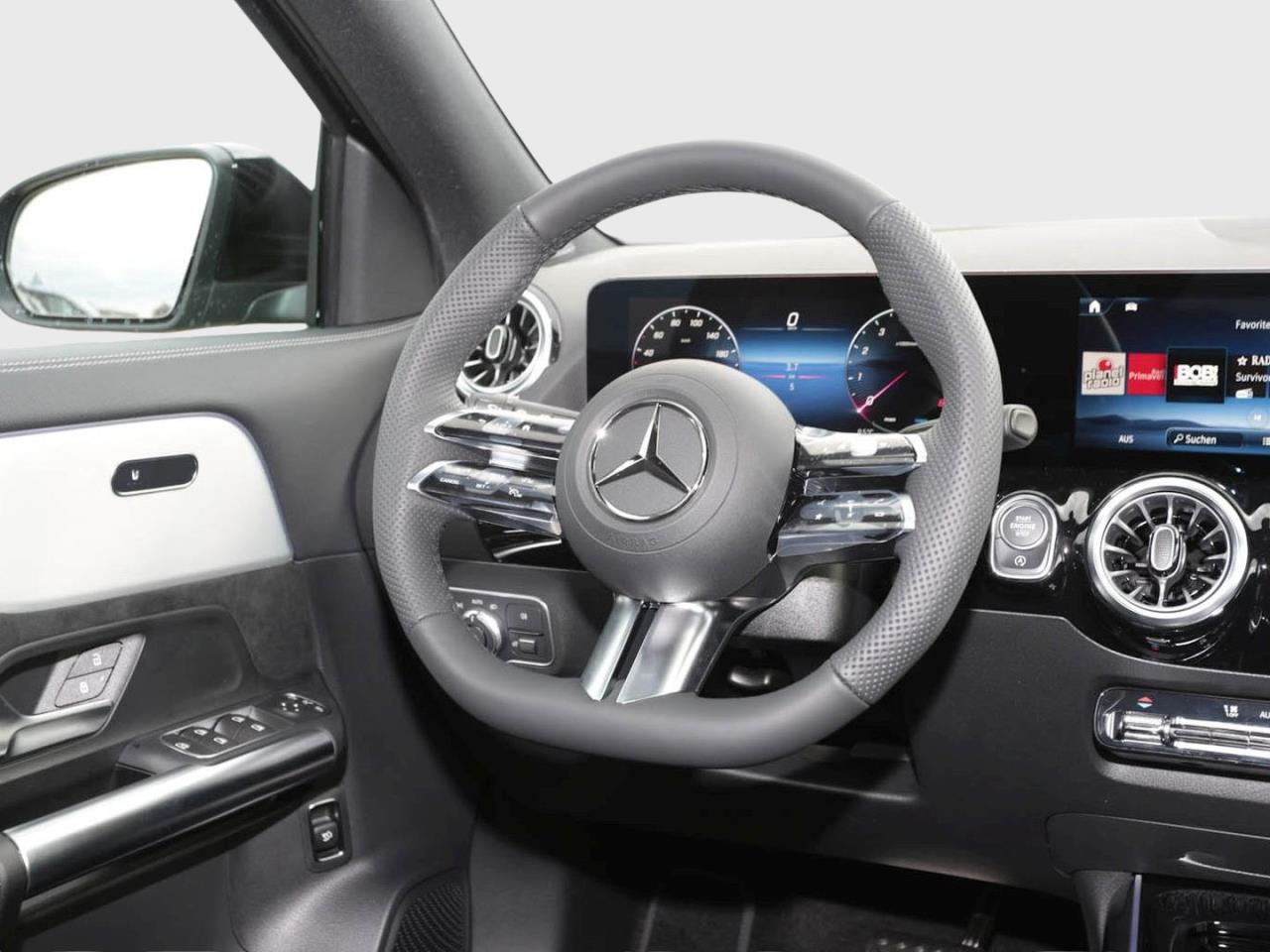 Mercedes-Benz GLA 200 AMG Night MBUX Navi AHK ParkP EasyPack