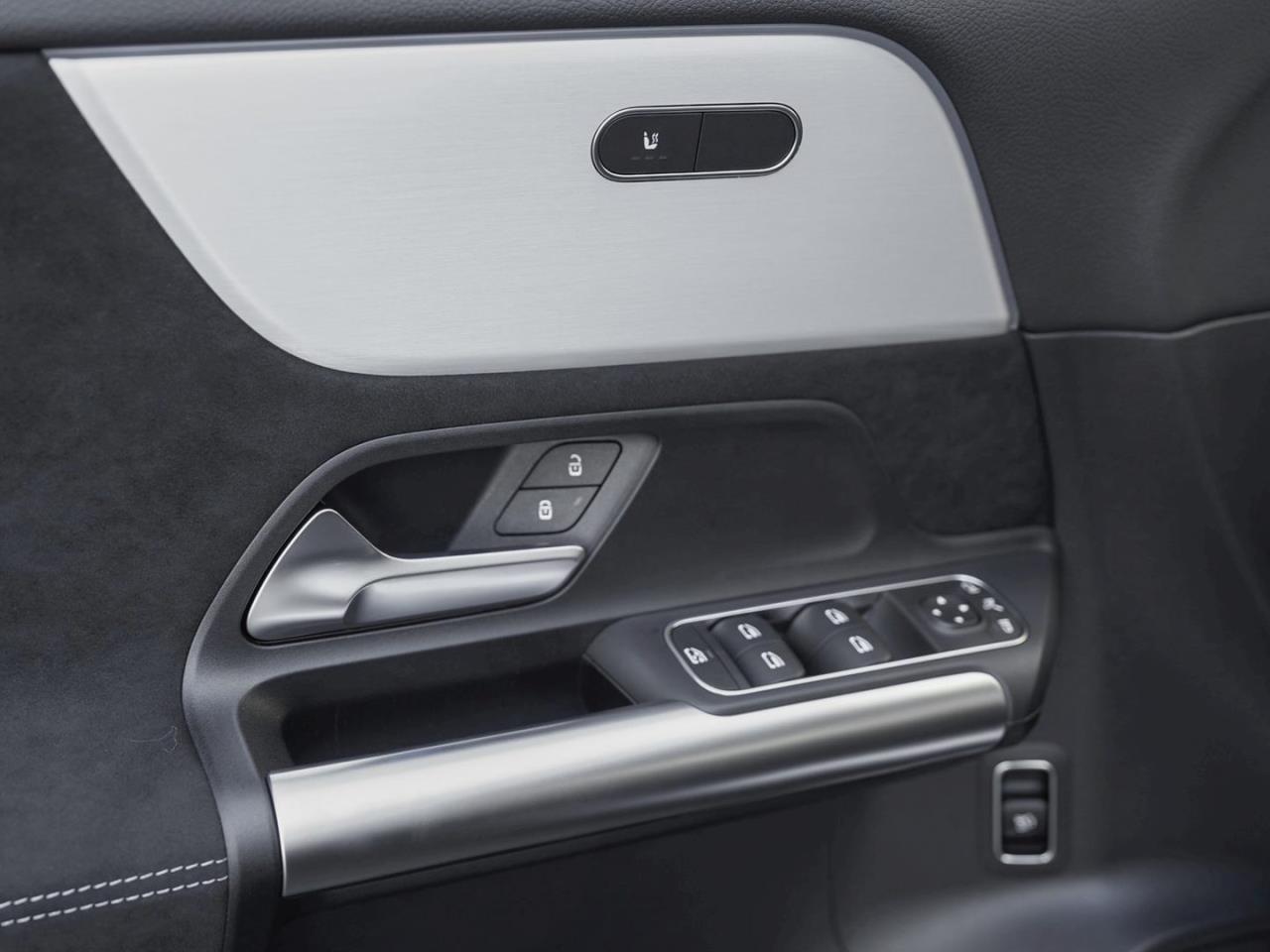 Mercedes-Benz GLA 200 AMG Night MBUX Navi EasyP AHK ParkPaket