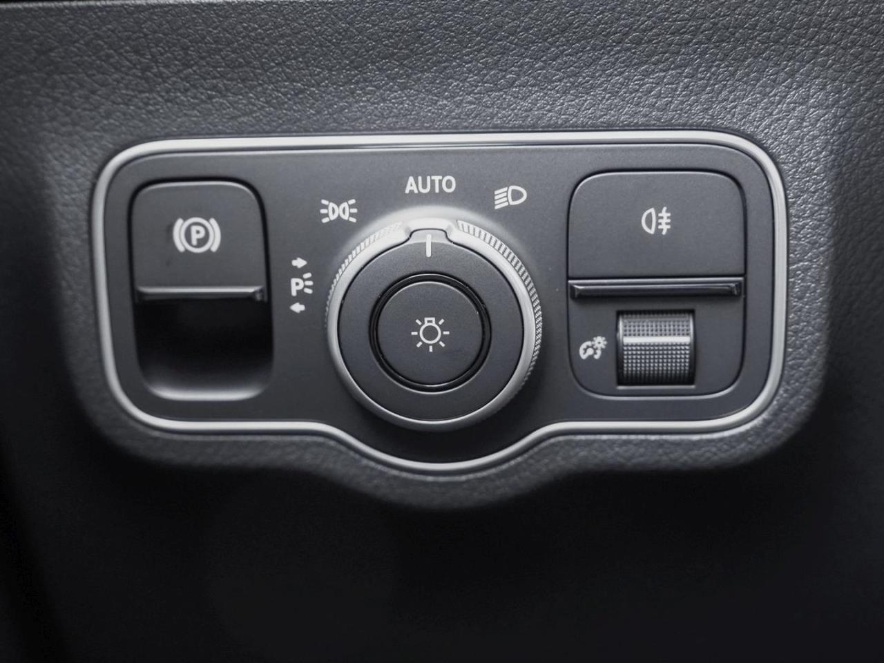 Mercedes-Benz GLA 200 AMG Night MBUX Navi EasyP AHK ParkPaket