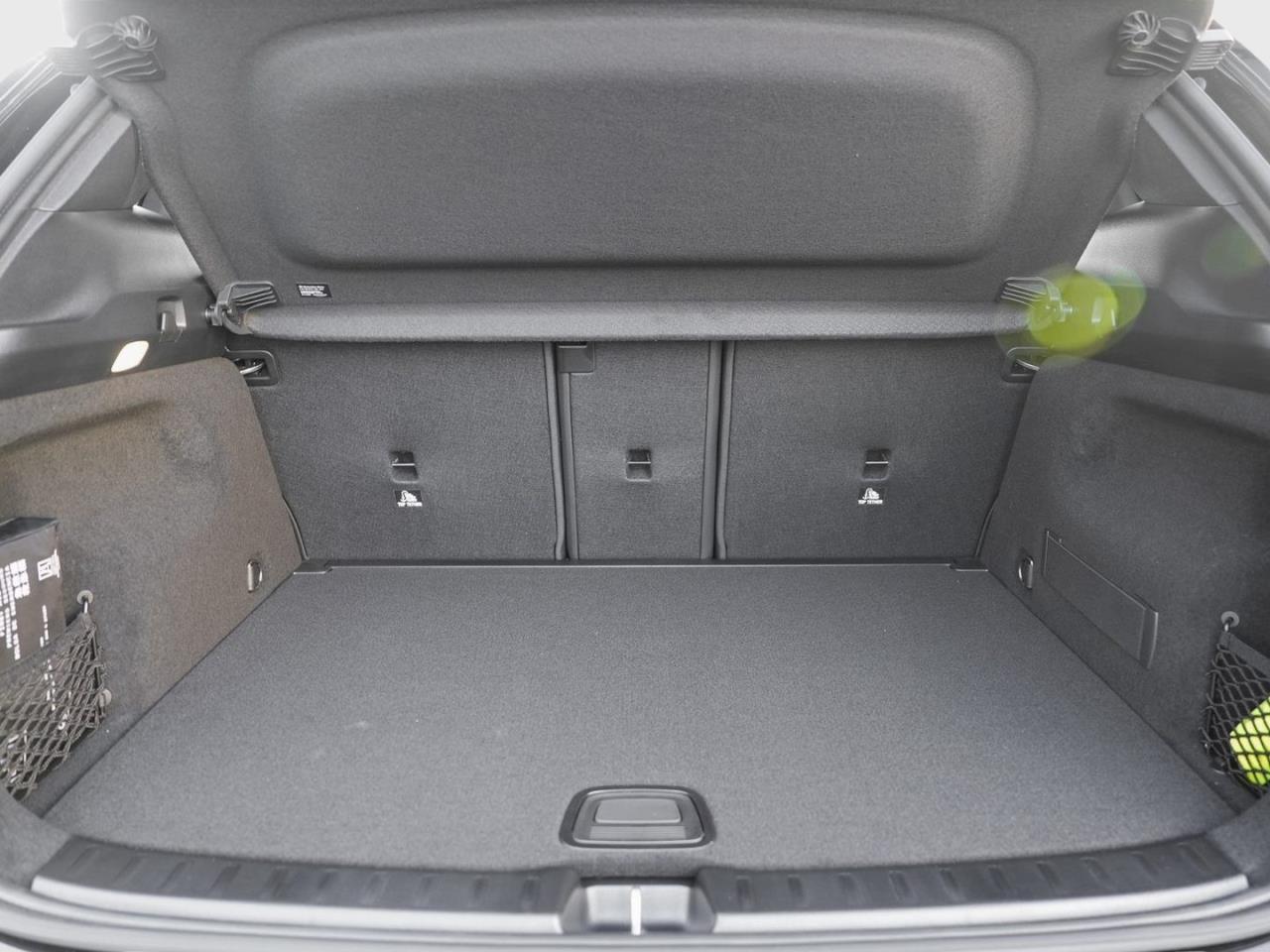 Mercedes-Benz GLA 200 AMG Night MBUX Navi EasyP AHK ParkPaket