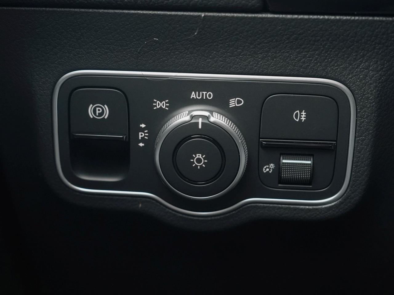 Mercedes-Benz GLA 200 AMG Night AHK 360° EasyPack SpurhalteP