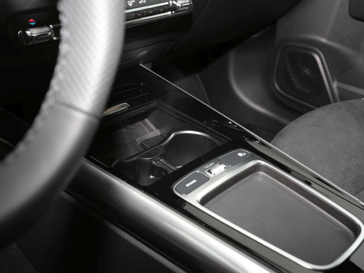 Mercedes-Benz GLA 200 AMG Night MBUX AHK EasyPack Park-Paket