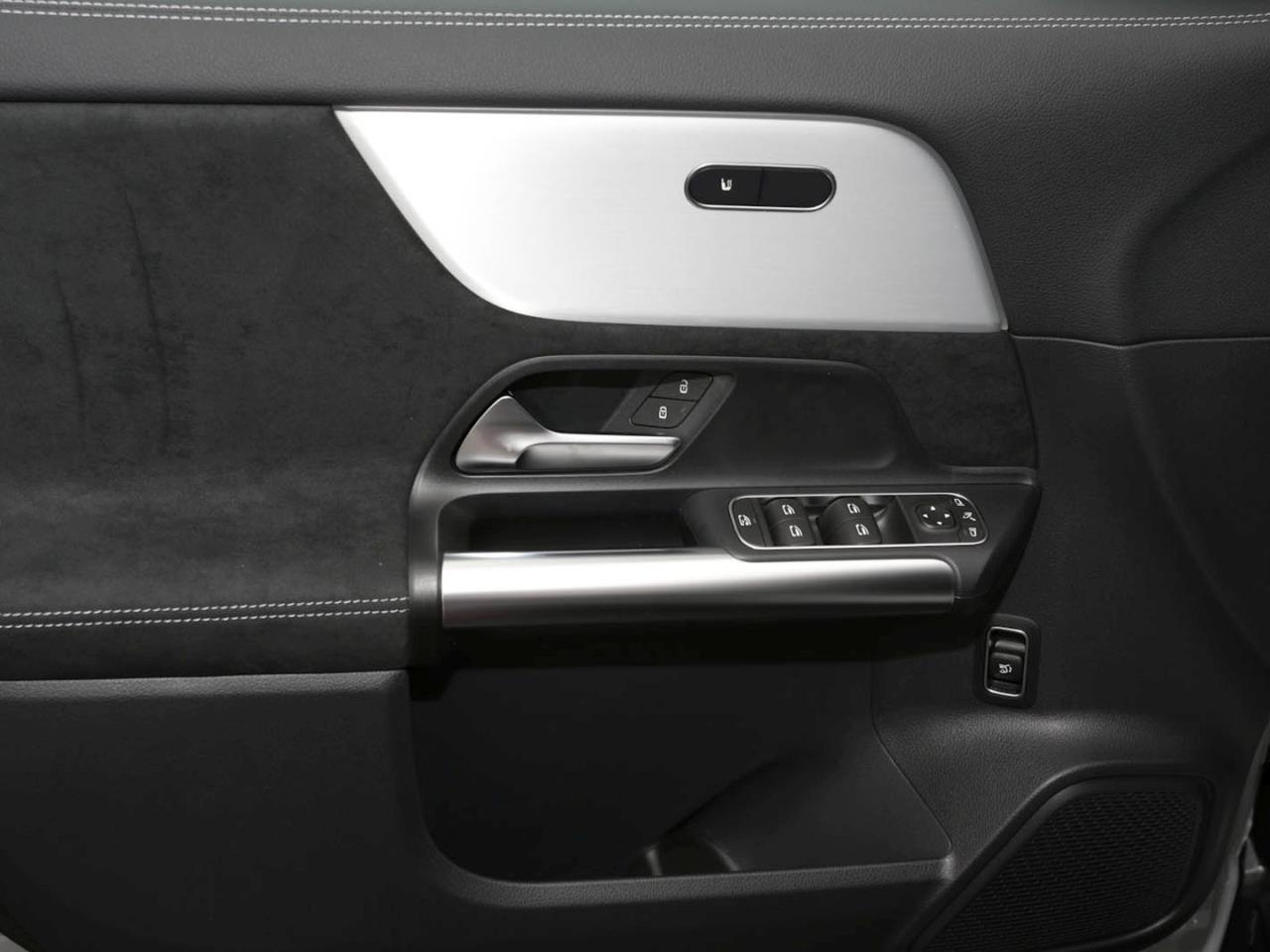 Mercedes-Benz GLA 200 AMG Night MBUX AHK EasyPack Park-Paket