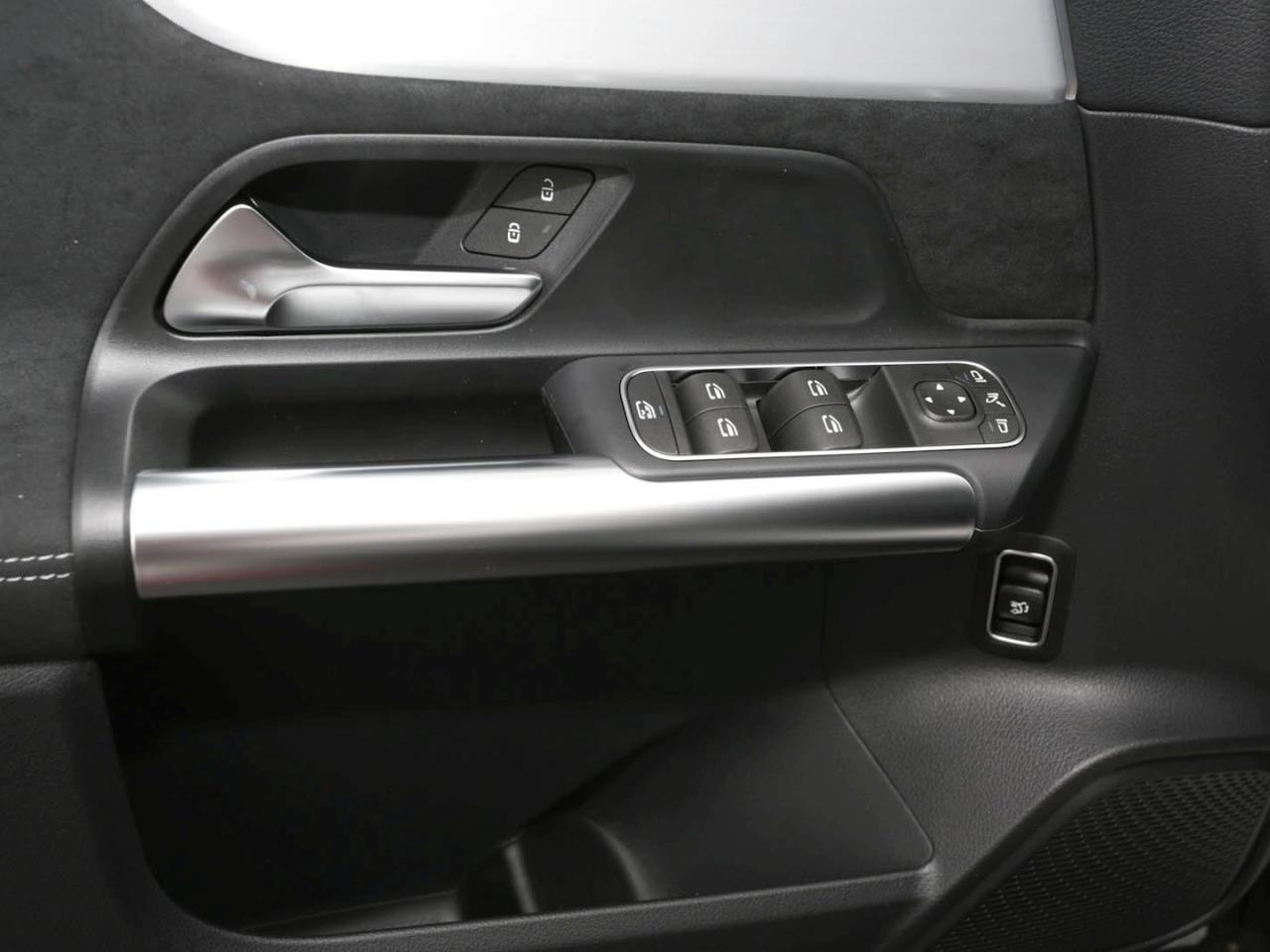 Mercedes-Benz GLA 200 AMG Night MBUX AHK EasyPack Park-Paket