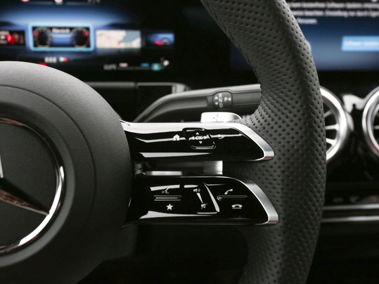 Mercedes-Benz GLA 200 AMG Night MBUX AHK EasyPack Park-Paket