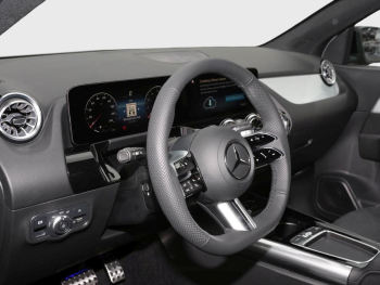 Mercedes-Benz GLA 200 AMG Night MBUX AHK EasyPack Park-Paket