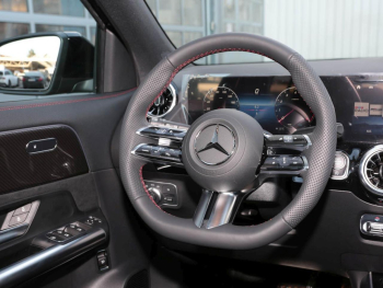 Mercedes-Benz GLA 200 AMG Night Panorama Distronic 360° AHK