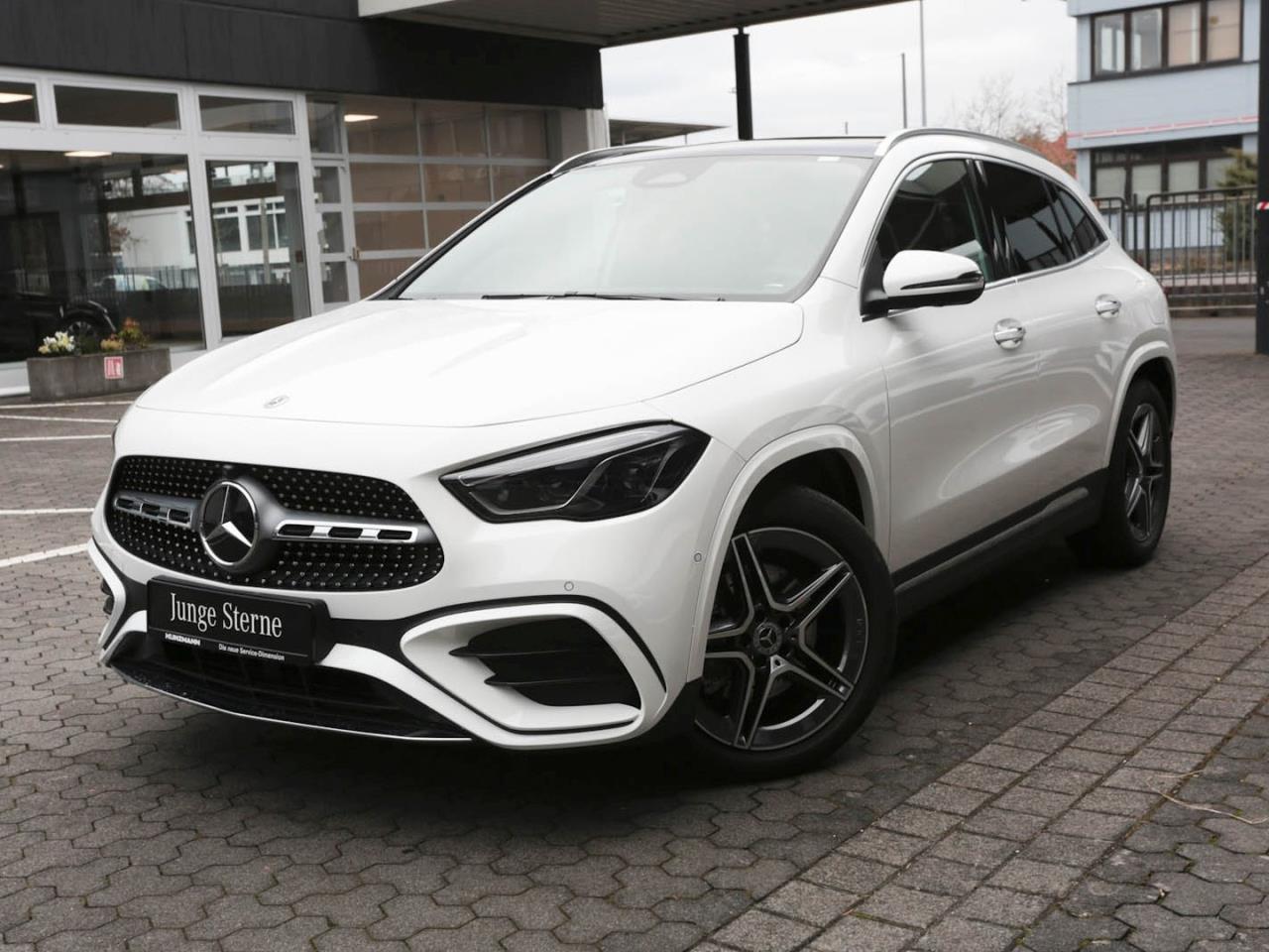 Mercedes-Benz GLA 200 AMG Navi Panorama Distronic 360° Memory