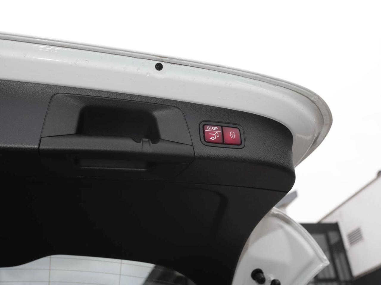 Mercedes-Benz GLA 200 AMG Navi Panorama Distronic 360° Memory