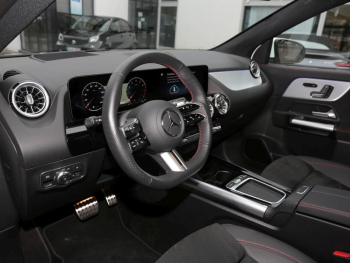 Mercedes-Benz GLA 200 AMG Navi Panorama Distronic 360° Memory