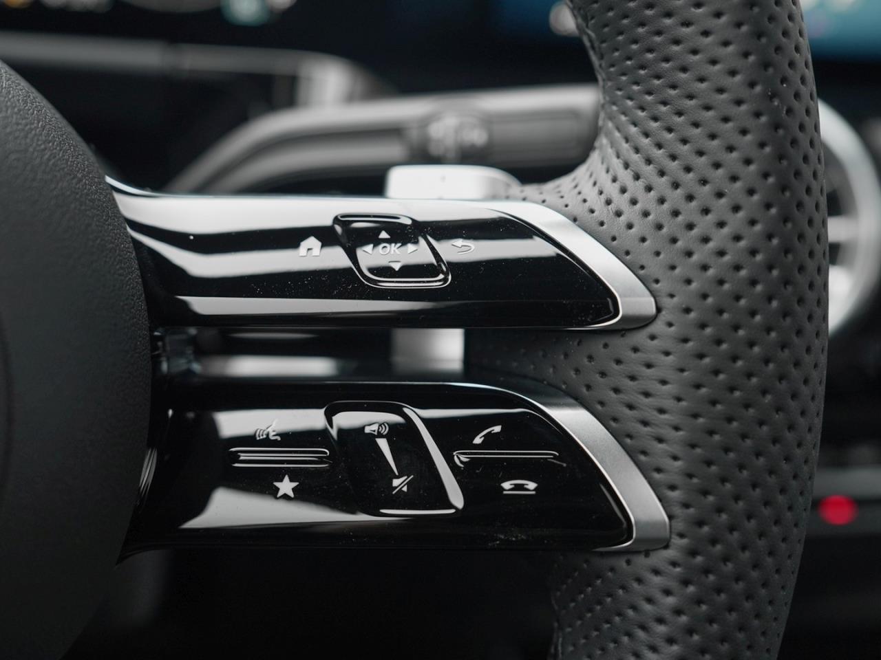 Mercedes-Benz GLA 200 AMG Night Panorama 360° EasyPack AHK