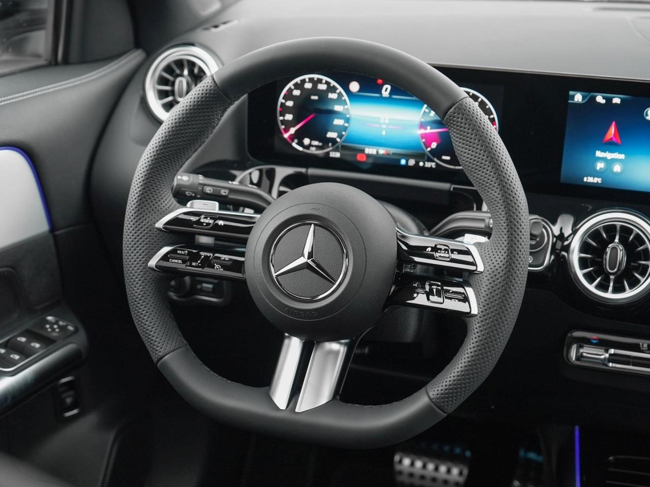 Mercedes-Benz GLA 200 AMG Night Panorama 360° EasyPack AHK