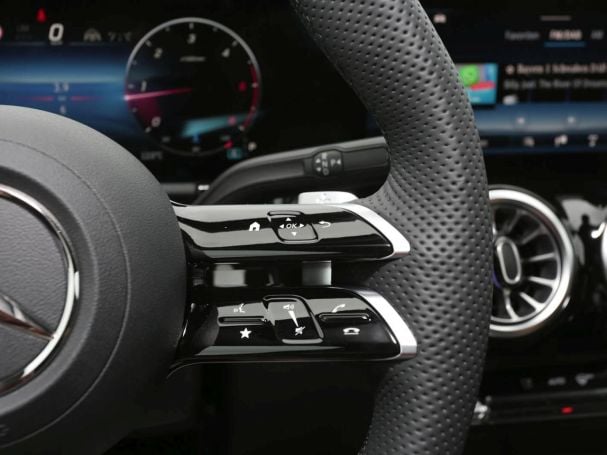 Mercedes-Benz GLA 220 d 4MATIC AMG NIght 360° Panorama HeadUp Mercedes-Benz GLA 220 d 4MATIC AMG NIght 360° Panorama HeadUp