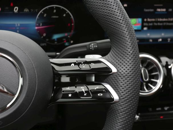 Mercedes-Benz GLA 220 d 4MATIC AMG NIght 360° Panorama HeadUp Mercedes-Benz GLA 220 d 4MATIC AMG NIght 360° Panorama HeadUp
