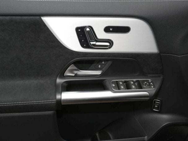 Mercedes-Benz GLA 220 d 4MATIC AMG Night Panorama AHK HUD 360° Mercedes-Benz GLA 220 d 4MATIC AMG Night Panorama AHK HUD 360°