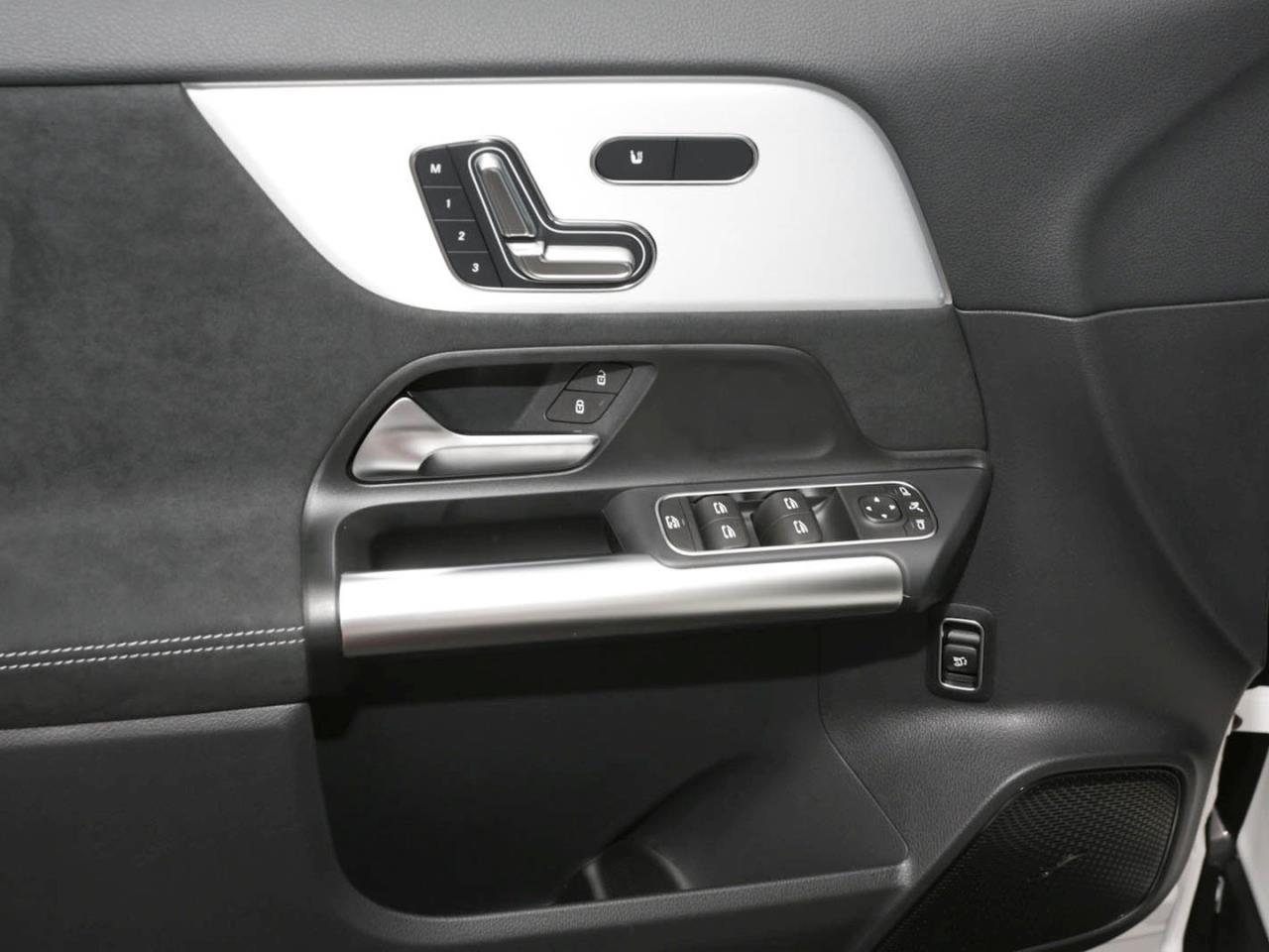 Mercedes-Benz GLA 220 d 4MATIC AMG Night Panorama 360° HeadUp