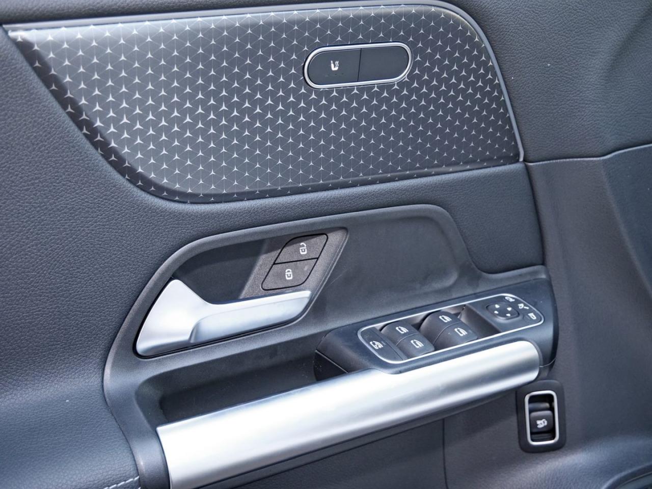 Mercedes-Benz GLA 250 4M Night Distronic Kamera AHK EasyPack