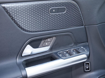 Mercedes-Benz GLA 250 4M Night Distronic Kamera AHK EasyPack