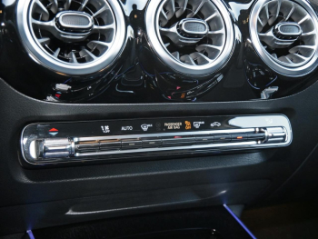 Mercedes-Benz GLA 250 4M Night Distronic Kamera AHK EasyPack